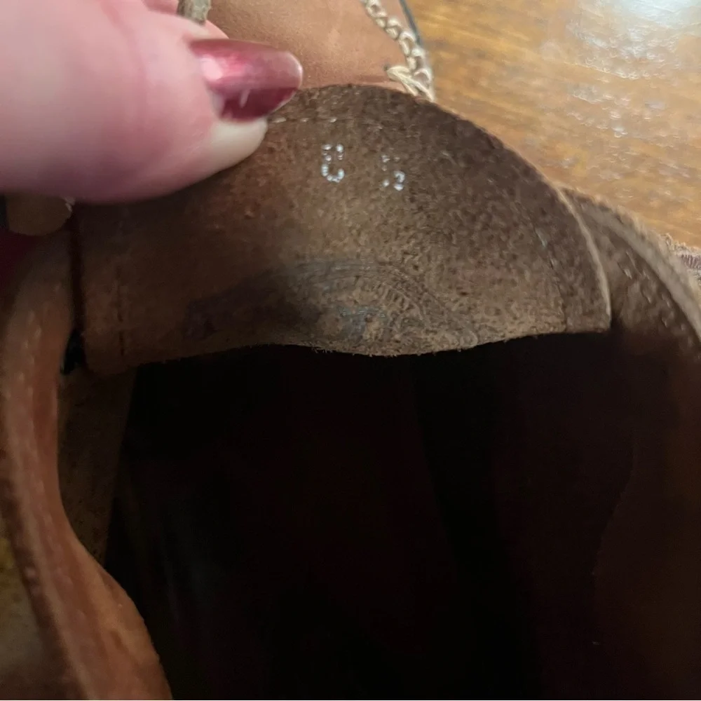 Tods Chukka Desert Dress Boots
Size 8.5 men’s. Camel leather. Vibram sole - Picture 14 of 16
